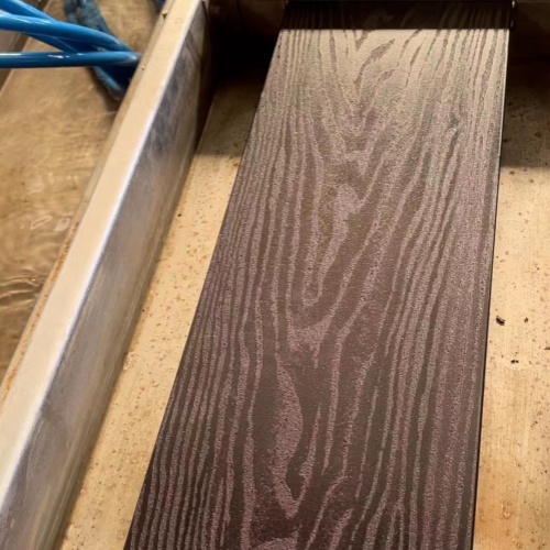 《Innovazione: La perfetta combinazione di gomma riciclata e farina di legno》