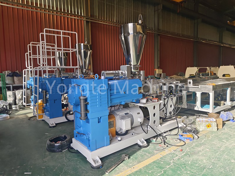 Yongte ha completato con successo la produzione di 3 set di linee di estrusione di profili WPC per il nostro cliente estero!