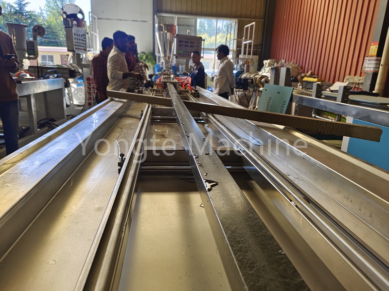 Yongte ha sviluppato con successo un set completo di attrezzature per la produzione di WPC e una formula per la produzione di prodotti in legno-plastica utilizzando pellicole di scarto