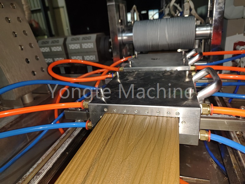 Yongte adotta la tecnologia avanzata dei servomotori nella produzione di estrusori in legno e plastica