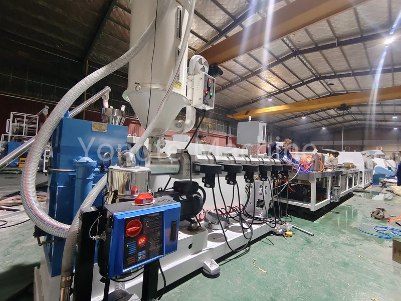 Macchina di estrusione del legname in plastica installata correttamente nel sito dei clienti indiani