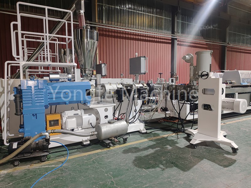 Macchinari di plastica Yongte: con eccellenti attrezzature per profilo in plastica in legno, dà fortemente lo sviluppo del mercato europeo di plastica in legno