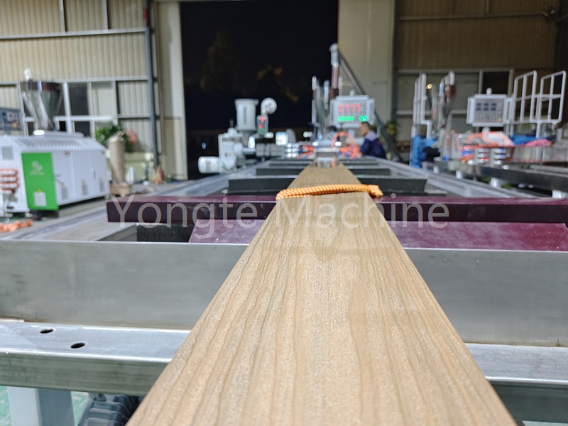 L'attrezzatura per co-estrusione di piastre in plastica di plastica di Yongte aiuta l'industria delle porte e delle finestre in legno