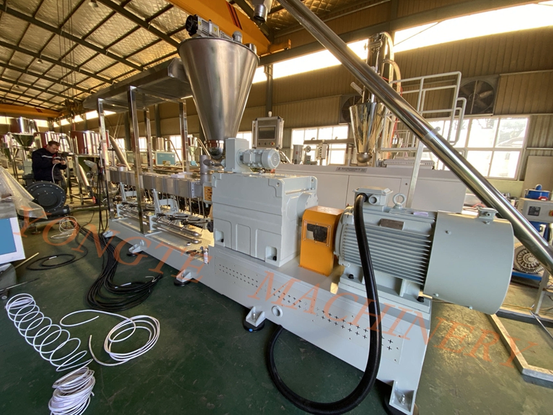 Yongte Plastic Machinery è pienamente impegnato nella produzione per soddisfare le diverse esigenze dei clienti stranieri.