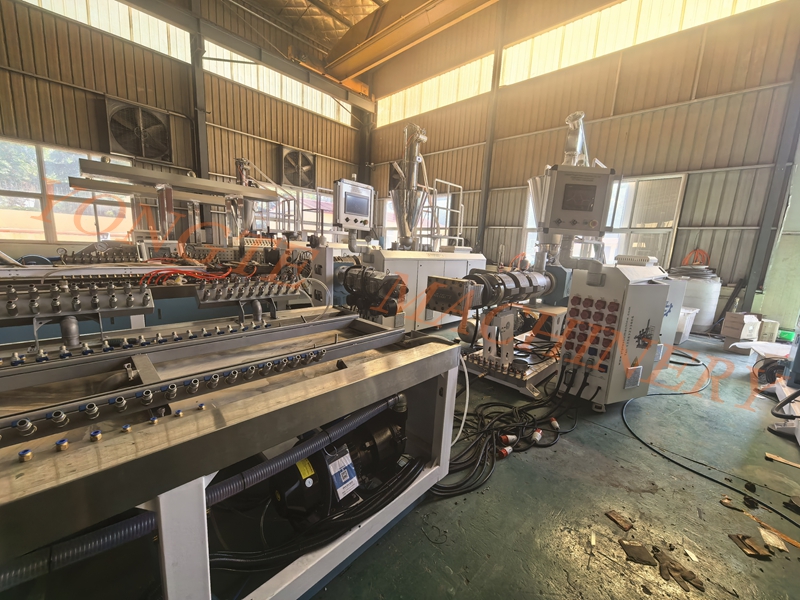 La linea di produzione di pavimenti per pavimenti WPC di Yongte aiuta i clienti canadesi a raggiungere il 40% di miglioramento dell'efficienza