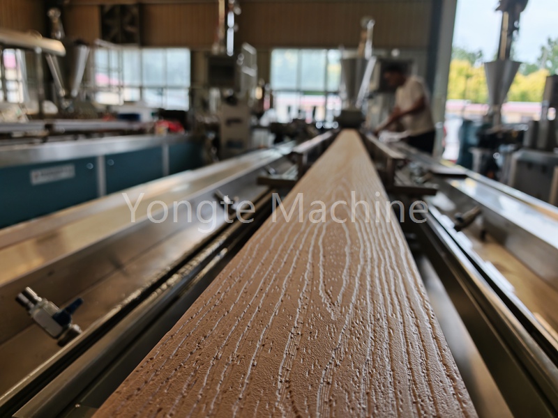 I clienti canadesi hanno visitato i macchinari in plastica Yongte e hanno completato con successo l'accettazione della linea di produzione di pavimenti in plastica in legno.