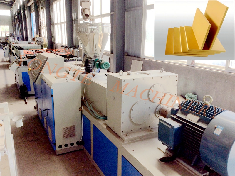 La scheda di schiuma della crosta in PVC innova le applicazioni del bagno, l'attrezzatura per macchinari in plastica Yongte guida l'aggiornamento della tecnologia di produzione