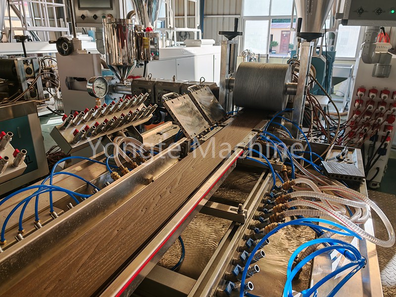Macchina di decking Yongte WPC consegnato in Canada