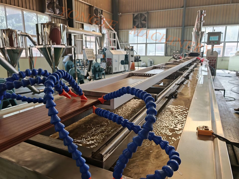 Il pavimento WPC risolve i punti deboli del pavimento in legno massiccio e il suo valore pratico è completamente dimostrato.