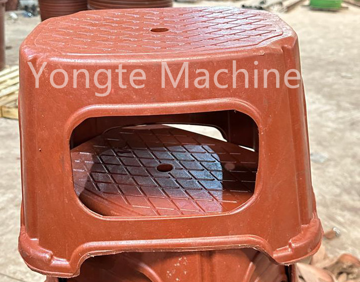 L'estrusione di plastica e lo stampaggio di plastica Yongte sono installati nella fabbrica del cliente africano per il riciclaggio di sprechi di film in plastica in secchi di plastica, bacini di plastica e sedie di plastica.