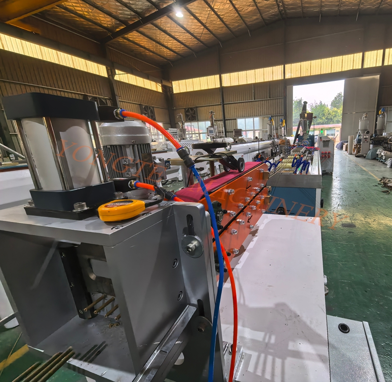 Il mercato per i mobili a forma di rattan all'aperto si sta riscaldando e Yongte Plastic Machinery ha lanciato una linea di produzione di tubi di rattan in plastica in legno PE.
