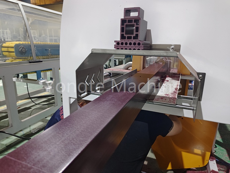 I rifiuti di plastica in Africa sono difficili da smaltire, ma la linea di produzione di colonne in legno-plastica di Yongte rappresenta una svolta.