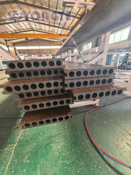 Yongte Plastic Machinery completa l'aggiornamento della sua linea di produzione di pavimenti in legno-plastica goffrati 3D online, sottolineandone i vantaggi come alternativa al legno massiccio