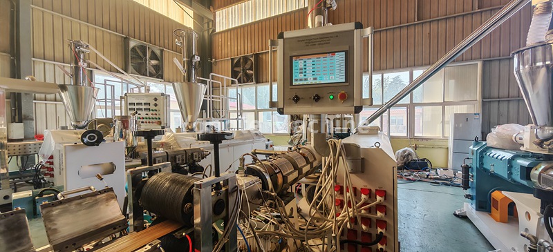 Macchina per profili WPC testata per un cliente sudafricano