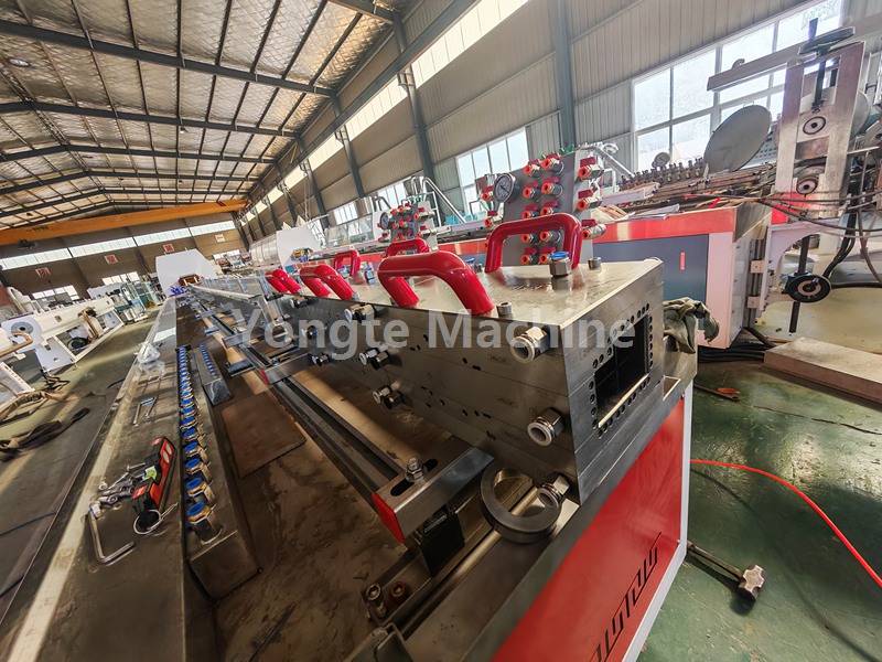 Linea di estrusione di telai per porte in WPC per la produzione di finiture per clienti indiani