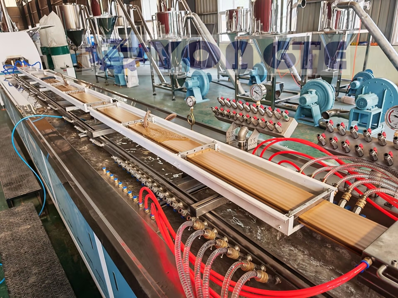 Abbigliamento riciclato Pavimenti compositi in legno-plastica: dal peso ambientale alla svolta industriale nei materiali da costruzione ecologici