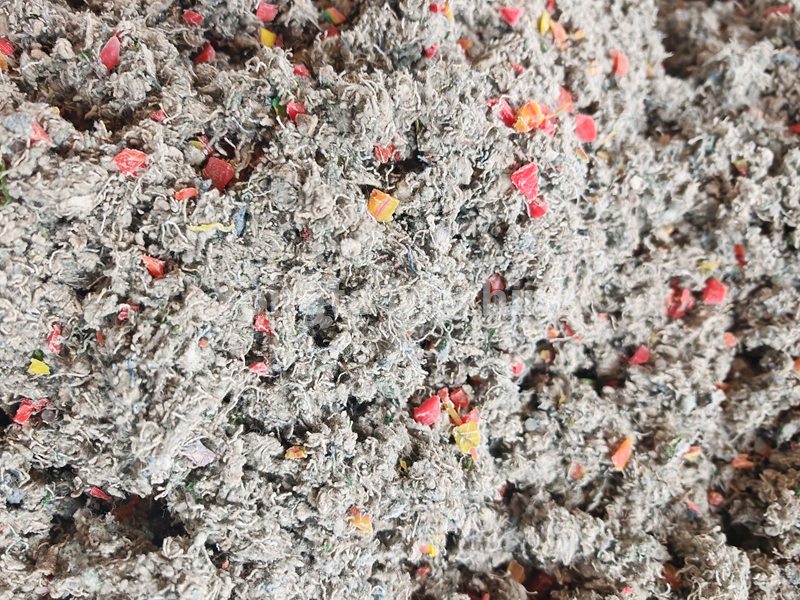 Yongte lancia l'innovativa macchina per decking WPC che converte i vestiti usati in materiali da costruzione ecologici