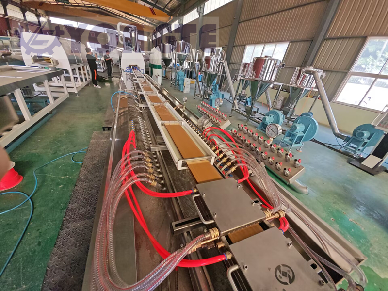 Yongte Plastics Machinery: produzione di pavimenti interni per auto in composito legno-plastica (WPC) 