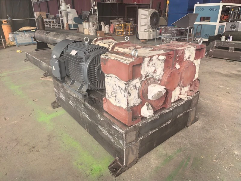 Assemblaggio di estrusori bivite paralleli ad alta efficienza per il riciclaggio degli scarti di film plastico