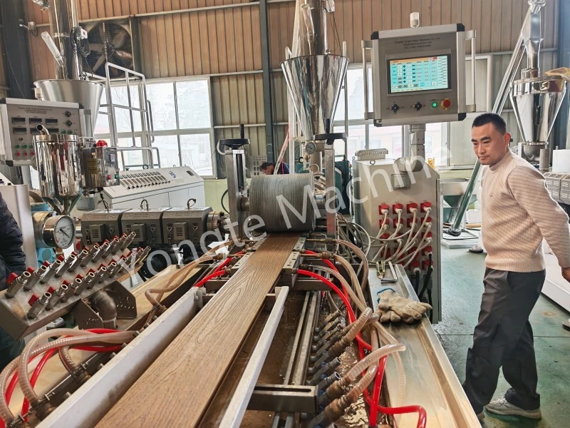 Funzionamento stabile della nostra macchina per decking WPC