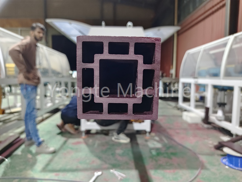 Macchina per la produzione di pali per recinzione WPC