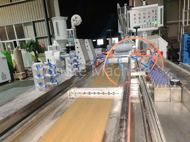 Macchina in plastica in legno Yongte per trasformare lo spreco di film in materiali da costruzione verdi