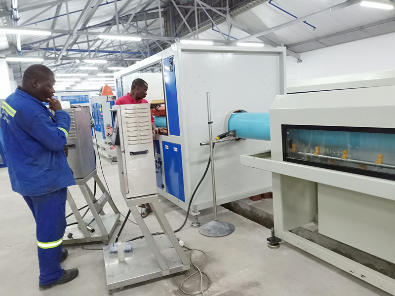 Macchina per la produzione di tubi in PVC installata in Africa