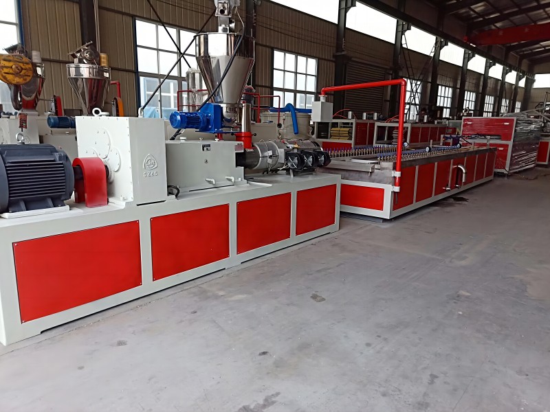 La macchina per la produzione di pannelli murali in marmo in PVC di Yongte è in funzione in Vietnam