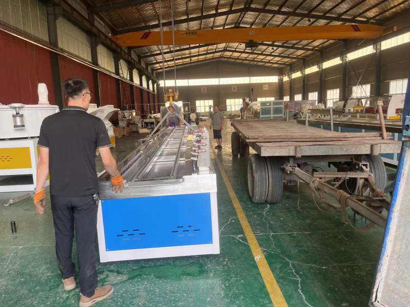 Attrezzatura per profili in legno-plastica spedita!!!