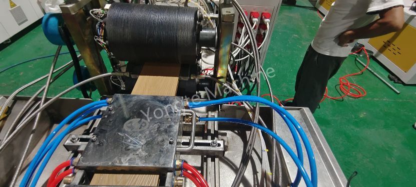 La velocità della macchina per pavimenti in legno-plastica ha raggiunto un nuovo massimo e lo sviluppo del settore ha inaugurato nuove scoperte