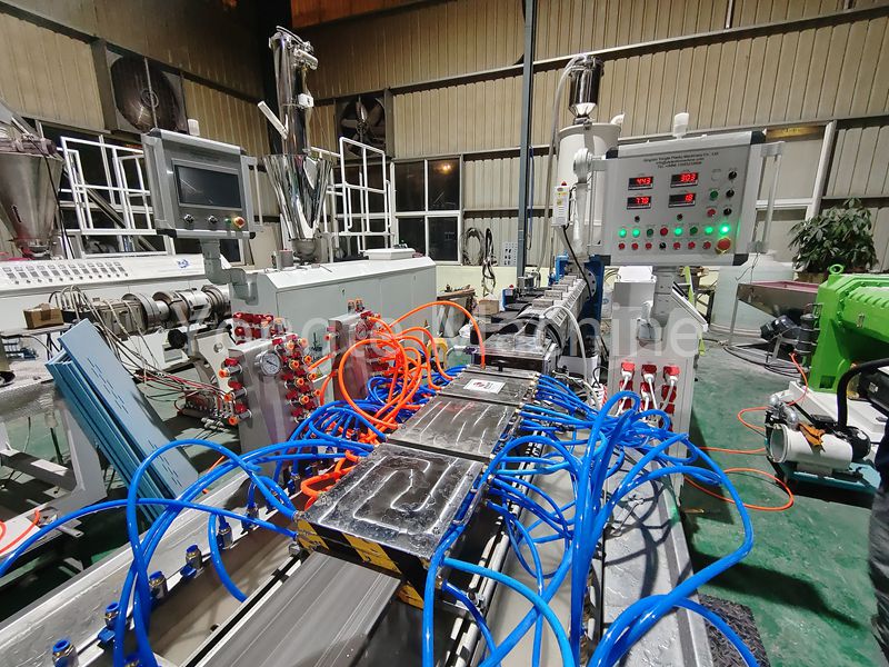 La linea di estrusione di profili in legno di plastica Yongte è stata testata con successo