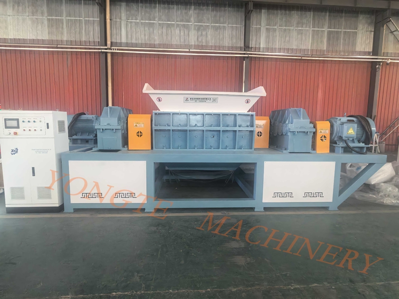 5 tonnellate all'ora! La vita delle frese in acciaio in lega è estesa di 3 volte. Shredder di Yongte Plastic Macchinery rimodella il modello di produzione dei prodotti in plastica in legno.