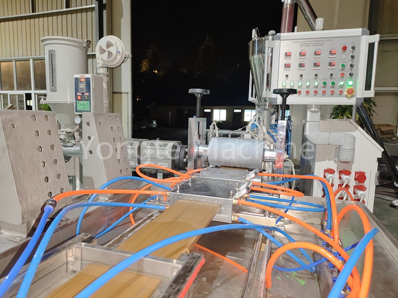 WPC Decking Machine per il cliente indiano