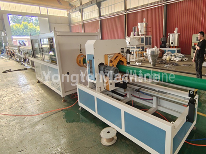 La macchina per la produzione di tubi dell'acqua in PE da 75-250 mm per il cliente del Vietnam è stata ispezionata con successo