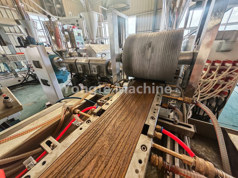La linea di coestrusione per decking Yongte WPC con apparecchiature di goffratura 3D online è stata testata con successo