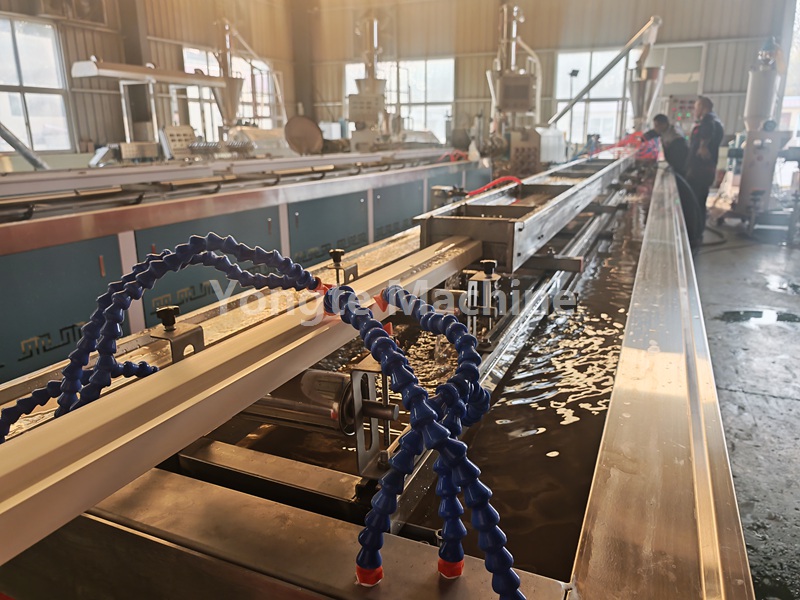 Macchina per stipiti di porte Yongte Solid Core WPC: test riuscito per un cliente indiano