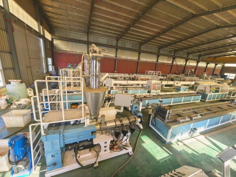 Yongte completa la produzione di 4 set di linee di estrusione di profili WPC
