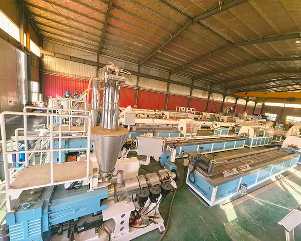 Yongte ha assistito i clienti nell'ottimizzazione della linea di produzione di decking WPC ottenendo una produzione superiore del 40%.