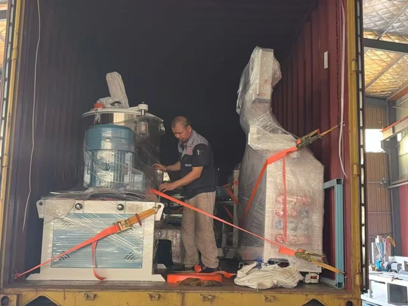 La linea di produzione di tubi di irrigazione per infiltrazioni di gomma spedisce in India