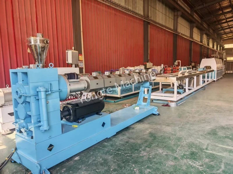 Macchina per legname di plastica per clienti europei