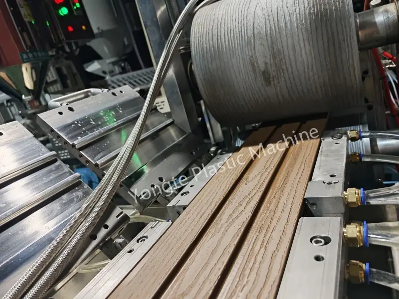 Yongte completa con successo il test di accettazione in fabbrica per la macchina per la produzione di recinzioni WPC del cliente europeo