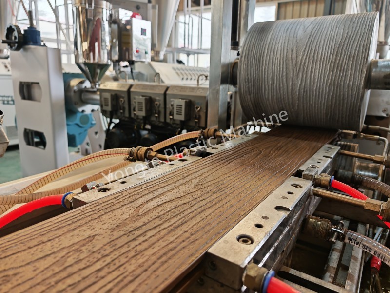 Yongte conduce con successo una produzione di prova di decking WPC con materiali in guscio di noce di cocco per un cliente vietnamita