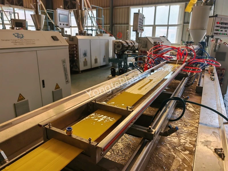 Macchina per la produzione di bobine di fogli in PE