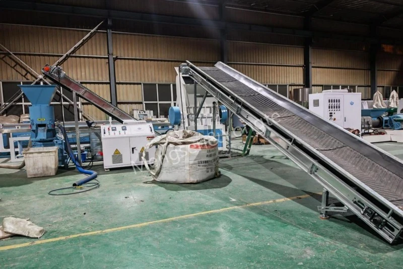 Macchina per la pulizia e il riciclaggio di compresse di plastica senza acqua