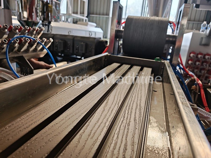 Macchina per compositi legno-plastica