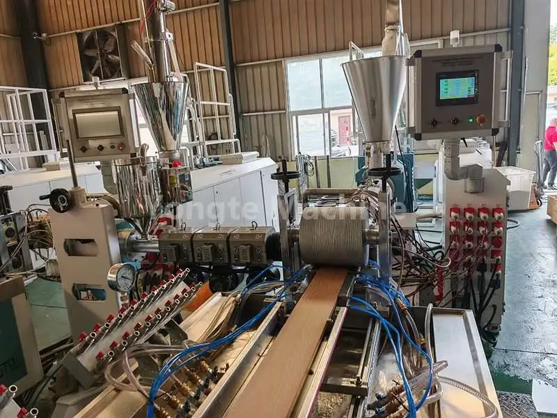 Macchina per la produzione di decking WPC