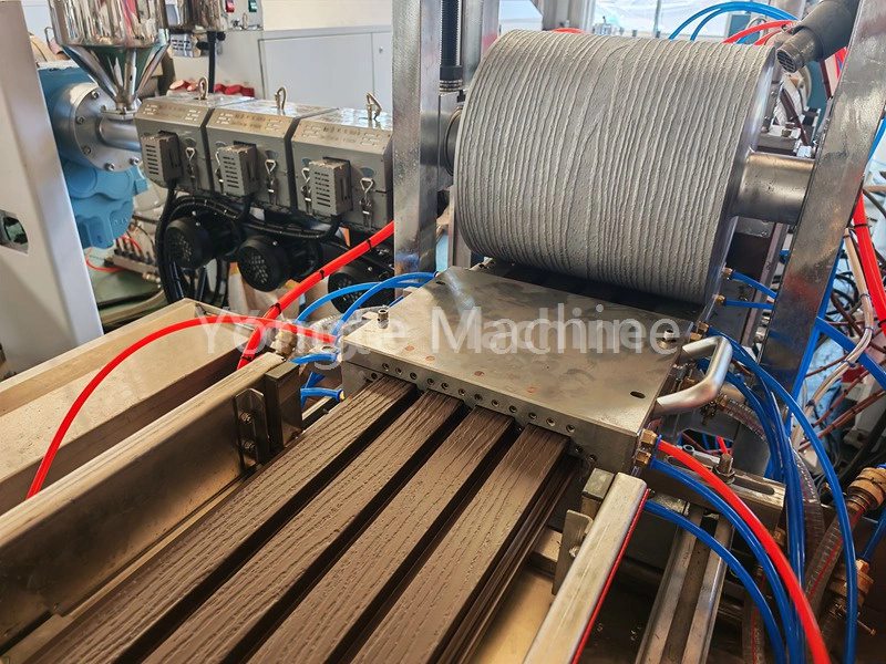 Macchina per la produzione di rivestimenti murali in WPC