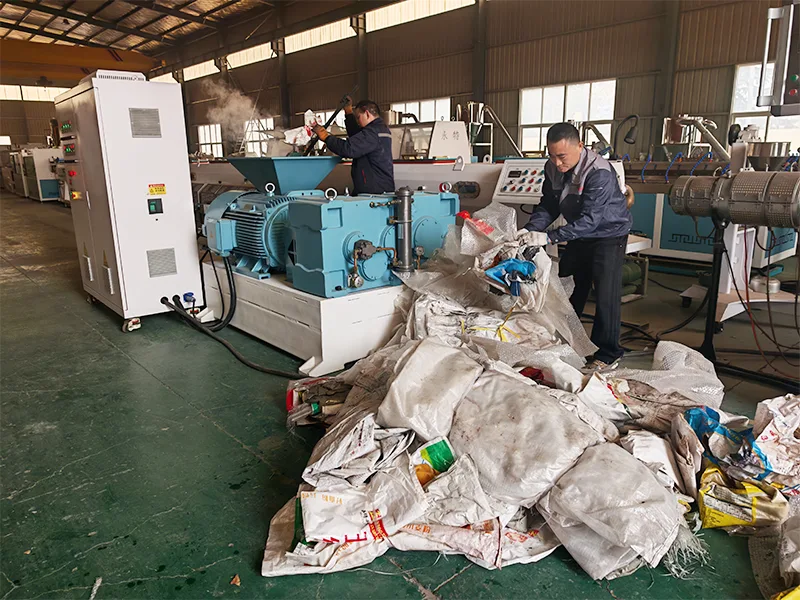 Soluzione Yongte personalizzata per il riciclaggio e l'upcycling dei rifiuti di plastica per clienti africani