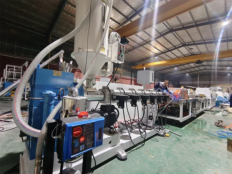 Macchina per legname di plastica Yongte per un cliente indiano: trasformazione dei rifiuti di plastica in profili durevoli alternativi al legno