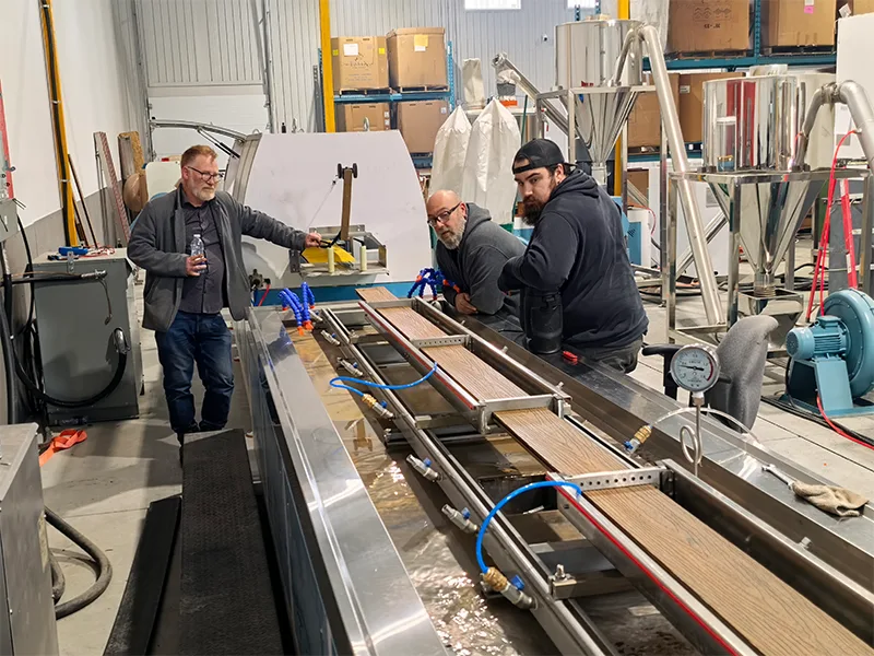 Linea di estrusione per decking Yongte WPC: messa in servizio di successo in Canada
